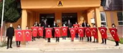 Esnafa ve öğrencilere Türk Bayrağı Esnafa ve öğrencilere Türk Bayrağı