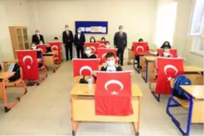 Esnafa ve öğrencilere Türk Bayrağı Esnafa ve öğrencilere Türk Bayrağı