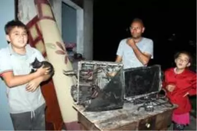 Mustafa'nın eviyle birlikte hayalleri de yandı Mustafa'nın eviyle birlikte hayalleri de yandı