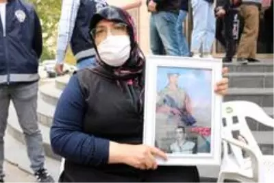 Evlat nöbetindeki ailelerden HDP'li vekil Gergerlioğlu'nun 'insan kaçırma' iddiasına sert tepki Evlat nöbetindeki ailelerden HDP'li vekil Gergerlioğlu'nun 'insan kaçırma' iddiasına sert tepki