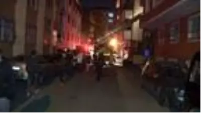 Eyüpsultan'da 5 katlı binada yangın çıktı, mahalleli sokağa döküldü Eyüpsultan'da 5 katlı binada yangın çıktı, mahalleli sokağa döküldü