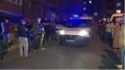 Eyüpsultan'da 5 katlı binada yangın çıktı, mahalleli sokağa döküldü Eyüpsultan'da 5 katlı binada yangın çıktı, mahalleli sokağa döküldü