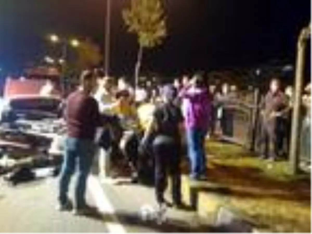 Freni boşalan kamyon, 3 otomobile çarptı: 10 yaralı