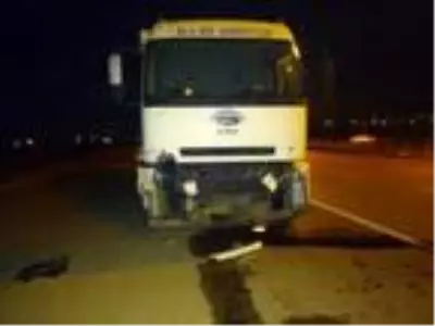 Freni boşalan kamyon, 3 otomobile çarptı: 10 yaralı Freni boşalan kamyon, 3 otomobile çarptı: 10 yaralı