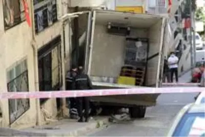 Freni boşalan kamyon doğalgaz borusuna çarptı, faciadan dönüldü Freni boşalan kamyon doğalgaz borusuna çarptı, faciadan dönüldü