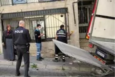 Freni boşalan kamyon doğalgaz borusuna çarptı, faciadan dönüldü Freni boşalan kamyon doğalgaz borusuna çarptı, faciadan dönüldü