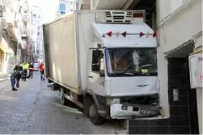 Freni boşalan kamyon doğalgaz borusuna çarptı, faciadan dönüldü Freni boşalan kamyon doğalgaz borusuna çarptı, faciadan dönüldü