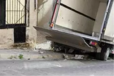 Freni boşalan kamyon doğalgaz borusuna çarptı, faciadan dönüldü Freni boşalan kamyon doğalgaz borusuna çarptı, faciadan dönüldü