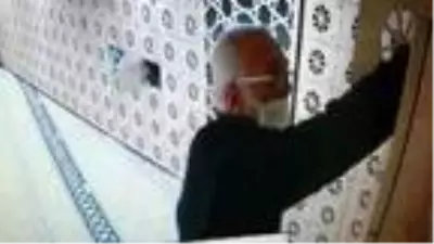 Son dakika haber: Gaziosmanpaşa'da camiden ayakkabı hırsızlığı kamerada Son dakika haber: Gaziosmanpaşa'da camiden ayakkabı hırsızlığı kamerada