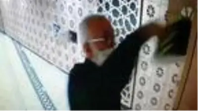 Son dakika haber: Gaziosmanpaşa'da camiden ayakkabı hırsızlığı kamerada Son dakika haber: Gaziosmanpaşa'da camiden ayakkabı hırsızlığı kamerada