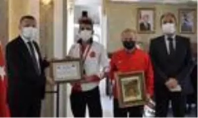 Gümüşhane Valisi, Balkan şampiyonu koşucuyu kabul etti Gümüşhane Valisi, Balkan şampiyonu koşucuyu kabul etti