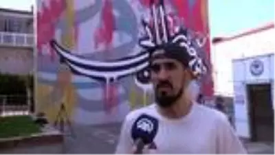 Hat sanatını grafitiyle yorumlayan sanatçının hayali, yurt dışındaki bir meydanda çalışma yapmak Hat sanatını grafitiyle yorumlayan sanatçının hayali, yurt dışındaki bir meydanda çalışma yapmak