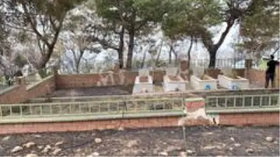 Alevlerin arasında kalan Azganlık Şehitliği ise yangında etkilenmedi Alevlerin arasında kalan Azganlık Şehitliği ise yangında etkilenmedi