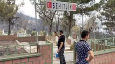 Alevlerin arasında kalan Azganlık Şehitliği ise yangında etkilenmedi Alevlerin arasında kalan Azganlık Şehitliği ise yangında etkilenmedi