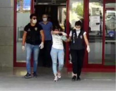 Gözaltına alınan kadının iç çamaşırından uyuşturucu ve hassas terazi çıktı Gözaltına alınan kadının iç çamaşırından uyuşturucu ve hassas terazi çıktı