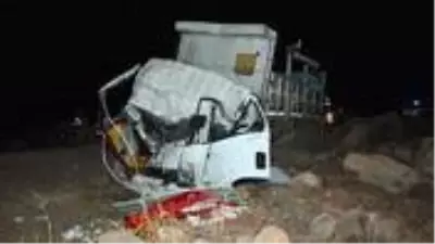İki kamyonun kafa kafaya çarpıştığı kazada, yol kan gölüne döndü: 3 ölü, 1 yaralı İki kamyonun kafa kafaya çarpıştığı kazada, yol kan gölüne döndü: 3 ölü, 1 yaralı