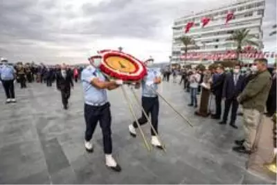 (izmir) İzmir'de Cumhuriyet Bayramı Kutlamaları Çelenk Töreniyle Başladı