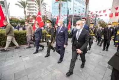 (izmir) İzmir'de Cumhuriyet Bayramı Kutlamaları Çelenk Töreniyle Başladı