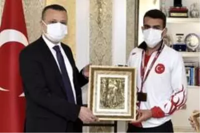 Gümüşhane Valisi, Balkan şampiyonu koşucuyu kabul etti Gümüşhane Valisi, Balkan şampiyonu koşucuyu kabul etti