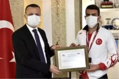 Gümüşhane Valisi, Balkan şampiyonu koşucuyu kabul etti Gümüşhane Valisi, Balkan şampiyonu koşucuyu kabul etti