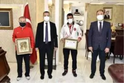 Gümüşhane Valisi, Balkan şampiyonu koşucuyu kabul etti Gümüşhane Valisi, Balkan şampiyonu koşucuyu kabul etti
