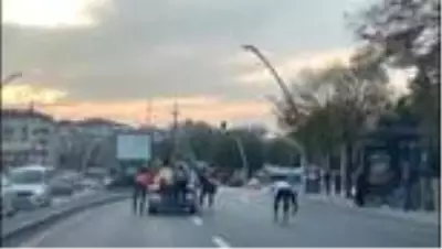 Kaykaycı gençlerin tehlikeli yolculuğu Kaykaycı gençlerin tehlikeli yolculuğu