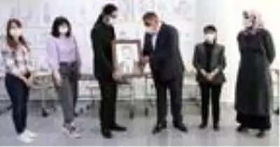 Koronayı yenen hemşireden kara kalem 'sağlık kahramanları' çizimi