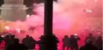 Sokağa Çıkma Yasağı: Kovid-19 tedbirlerini protesto eden aşırı sağcı grup polisle çatıştı Sokağa Çıkma Yasağı: Kovid-19 tedbirlerini protesto eden aşırı sağcı grup polisle çatıştı