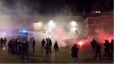Kovid-19 tedbirlerini protesto eden aşırı sağcı grup polisle çatıştı Kovid-19 tedbirlerini protesto eden aşırı sağcı grup polisle çatıştı