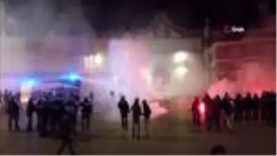 Kovid-19 tedbirlerini protesto eden aşırı sağcı grup polisle çatıştı Kovid-19 tedbirlerini protesto eden aşırı sağcı grup polisle çatıştı