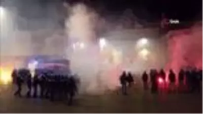 Kovid-19 tedbirlerini protesto eden aşırı sağcı grup polisle çatıştı Kovid-19 tedbirlerini protesto eden aşırı sağcı grup polisle çatıştı