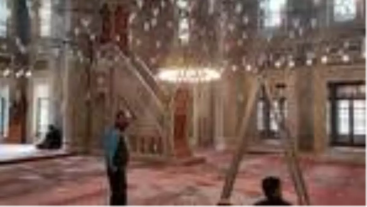 Laleli Camii'ndeki tasarruflu ampuller kaldırılıyor