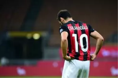 Manchester United Hakan Çalhanoğlu'na 5 yıllık teklifte bulundu Manchester United Hakan Çalhanoğlu'na 5 yıllık teklifte bulundu