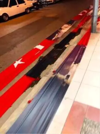 Türk bayrağını yola serdiler, araçlar üzerinden geçti! Tepki toplayan o görüntülere soruşturma Türk bayrağını yola serdiler, araçlar üzerinden geçti! Tepki toplayan o görüntülere soruşturma