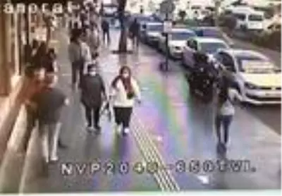 Merdivenden zıplayarak indi, yaya ile böyle çarpıştı Merdivenden zıplayarak indi, yaya ile böyle çarpıştı