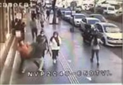 Merdivenden zıplayarak indi, yaya ile böyle çarpıştı Merdivenden zıplayarak indi, yaya ile böyle çarpıştı