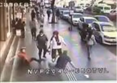 Merdivenden zıplayarak indi, yaya ile böyle çarpıştı Merdivenden zıplayarak indi, yaya ile böyle çarpıştı