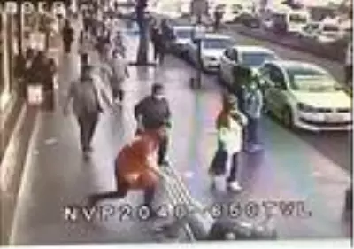 Merdivenden zıplayarak indi, yaya ile böyle çarpıştı Merdivenden zıplayarak indi, yaya ile böyle çarpıştı