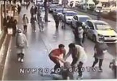 Merdivenden zıplayarak indi, yaya ile böyle çarpıştı Merdivenden zıplayarak indi, yaya ile böyle çarpıştı
