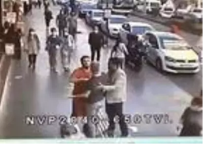 Merdivenden zıplayarak indi, yaya ile böyle çarpıştı Merdivenden zıplayarak indi, yaya ile böyle çarpıştı