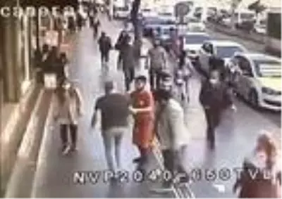 Merdivenden zıplayarak indi, yaya ile böyle çarpıştı Merdivenden zıplayarak indi, yaya ile böyle çarpıştı