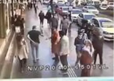 Merdivenden zıplayarak indi, yaya ile böyle çarpıştı Merdivenden zıplayarak indi, yaya ile böyle çarpıştı
