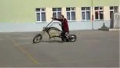 Okulun atölyesinde elektrikli motosiklet yaptı Okulun atölyesinde elektrikli motosiklet yaptı