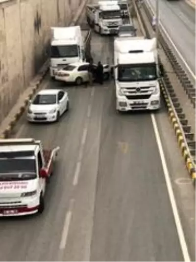 Otomobil duvara çarptı: 1 yaralı Otomobil duvara çarptı: 1 yaralı