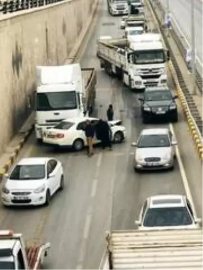 Otomobil duvara çarptı: 1 yaralı Otomobil duvara çarptı: 1 yaralı