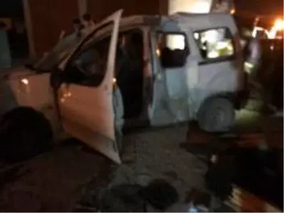 Süratli otomobil 2 elektrik direğini bükerek durabildi Süratli otomobil 2 elektrik direğini bükerek durabildi