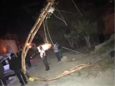 Süratli otomobil 2 elektrik direğini bükerek durabildi Süratli otomobil 2 elektrik direğini bükerek durabildi