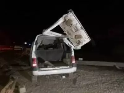 Süratli otomobil 2 elektrik direğini bükerek durabildi Süratli otomobil 2 elektrik direğini bükerek durabildi