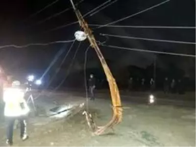Süratli otomobil 2 elektrik direğini bükerek durabildi Süratli otomobil 2 elektrik direğini bükerek durabildi