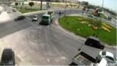 Otomobilin metrelerce kaydığı anlar kamerada Otomobilin metrelerce kaydığı anlar kamerada